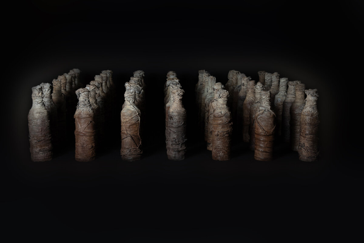 Oeuvre majeure de l'artiste Francis KERN qui présente 49 bouteilles en bronze signées du bronzeur Couffignal